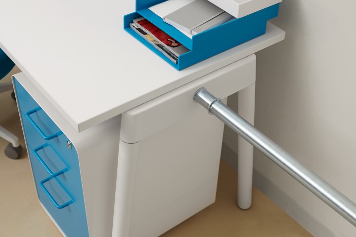 Desk legs come in four color combos: white/white legs; light oak/white legs; white/charcoal legs; and dark oak/charcoal legs. Image courtesy of Poppin.