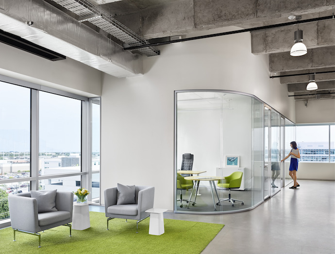 The design also encourages movement—and thereby supports wellness—by offering a variety of environments for individual or team-based work and by centralizing amenities at the core, so that employees move around throughout the day. Image courtesy of Casey Dunn Photography. 