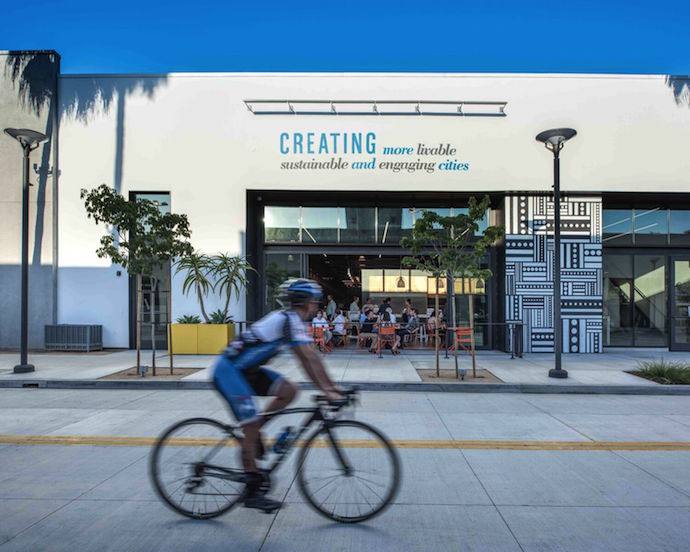 This space on the promenade provides staff with outdoor seating and accessibility to the street. Image courtesy of Carlos Hernandez Photography.