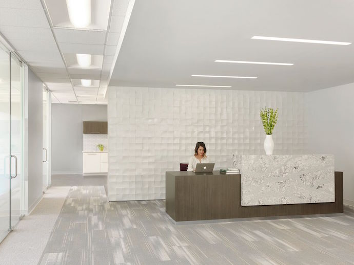 The reception area features a fresh, modern design. Image courtesy of Oculus Inc. 