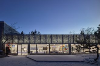 The design of the EarthCampus offices are on view from the outside. Image courtesy of Joe Kitchen and Spacesmith.