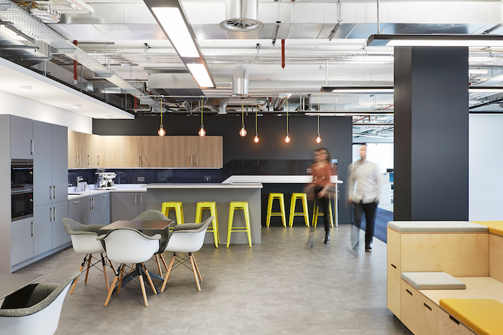 Along with the variety of meeting spaces and designated working areas, AIS designed a breakout space that serves as a tea point and a socializing area. Image courtesy of AIS. 